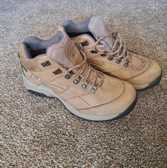 New Balance Hiking Shoe boots Women's size US 7, UK 5, EU 37.5, WW977GT - Picture 1 of 11